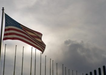 La bandera de Estados Unidos ondea en su embajada en La Habana, Cuba, el lunes 18 de marzo de 2019. Foto: Ramón Espinosa / AP/Archivo.