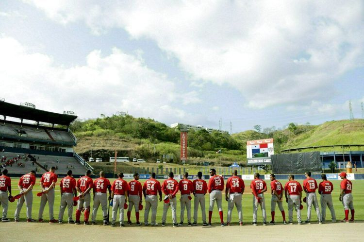 Jugadores del equipo cubano Leñeros de Las Tunas escuchan su himno nacional antes de enfrentar a Los Toros de Herrera de Panamá en la final de la Serie del Caribe en el estadio Rod Carew en la ciudad de Panamá, el 10 de febrero de 2019. Foto: Arnulfo Franco / AP.