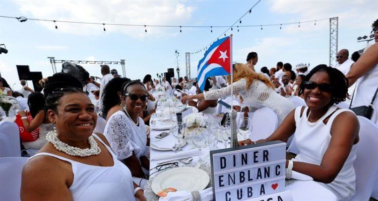 Unos 500 comensales de diversos países participan en la primera "Dîner en Blanc" celebrada en La Habana. Foto: Ernesto Mastrascusa / EFE.