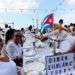 Unos 500 comensales de diversos países participan en la primera "Dîner en Blanc" celebrada en La Habana. Foto: Ernesto Mastrascusa / EFE.