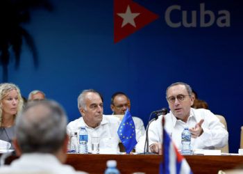 El director general de Cooperación Internacional y Desarrollo de la Comisión Europea, Stefano Manservisi (d) habla este martes 16 de abril del 2019, durante el primer diálogo sobre desarrollo sostenible Cuba-Unión Europea (UE) en La Habana. Foto: Ernesto Mastrascusa / EFE.