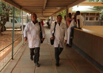 Los doctores cubanos Assel Herrera (izq) y Landy Rodríguez (der), secuestrados el 12 de abril de 2019 en Kenia, presuntamente por militantes del grupo extremista Al Shabab. Foto: Archivo.