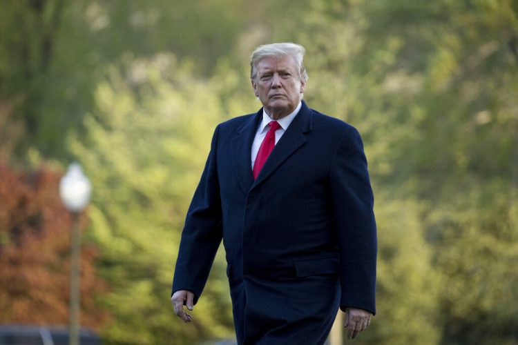 En esta fotografía de archivo del 15 de abril de 2019, el presidente estadounidense Donald Trump camina por los jardines de la Casa Blanca. Foto: Andrew Harnik / AP / Archivo.