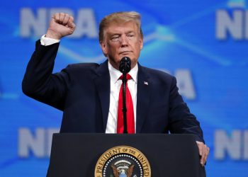 El presidente estadounidense Donald Trump habla en la convención anual de la Asociación Nacional del Rifle en Indianapolis el viernes, 26 de abril del 2018. Foto: Michael Conroy / AP.