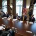 El presidente Donald Trump habla durante una reunión en el Salón de Gabinete de la Casa Blanca, el jueves 4 de abril de 2019, en Washington. (AP Foto/Evan Vucci)