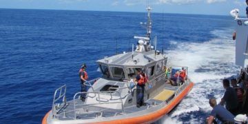 Barco de la Guardia Costera estadounidense que transporta a migrantes cubanos interceptados en el mar. Foto: Guardia Costera de EE.UU. / EFE / Archivo.