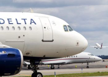 Dos vuelos de la compañía Delta Airlines repatriarán a estadounidenses varados en Cuba. Foto: Mary Altaffer / AP.