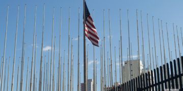 Bandera de Estados Unidos en la Embajada de ese país en La Habana. Foto: Otmaro Rodríguez.