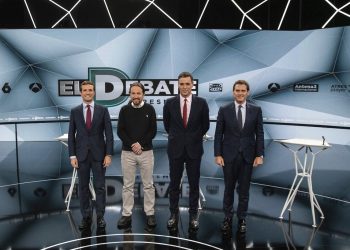 De izquierda a derecha, cuatro candidatos presidenciales de España, Pablo Casado del Partido Popular, Pablo Iglesias de Unidos Podemos, el presidente por el Partido Socialista Pedro Sánchez y Albert Rivera, de Ciudadanos, posan para una fotografía antes del inicio del segundo debate presidencial previo a las elecciones generales del domingo, en San Sebastián de los Reyes, a las afueras de Madrid, España, el martes 23 de abril de 2019. Foto: Bernat Armangue / AP.