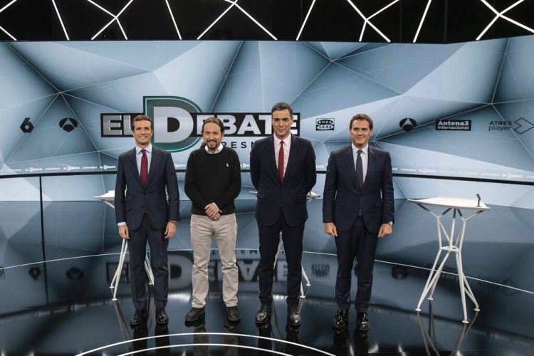 De izquierda a derecha, cuatro candidatos presidenciales de España, Pablo Casado del Partido Popular, Pablo Iglesias de Unidos Podemos, el presidente por el Partido Socialista Pedro Sánchez y Albert Rivera, de Ciudadanos, posan para una fotografía antes del inicio del segundo debate presidencial previo a las elecciones generales del domingo, en San Sebastián de los Reyes, a las afueras de Madrid, España, el martes 23 de abril de 2019. Foto: Bernat Armangue / AP.