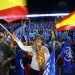 Partidarios del Partido Popular ondean banderas españolas durante un evento de cierre de campaña en Madrid, el viernes 26 de abril de 2019. Foto: Andrea Comas/ AP.