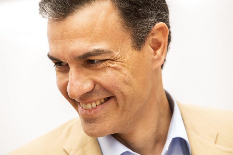 El presidente del gobierno español, Pedro Sánchez, durante una reunión partidaria en la sede del Partido Socialista, Madrid, 29 de abril de 2019. Foto: Bernat Armangue / AP.