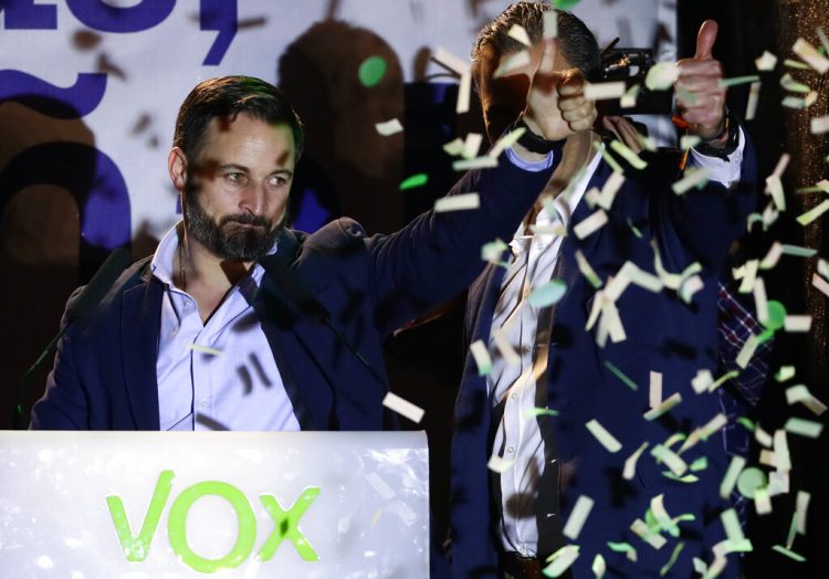 Santiago Abascal, líder del partido de extrema derecha Vox, hace una señal con el dedo tras pronunciar un discurso ante sus seguidores luego de las elecciones generales, en el centro de Madrid, el 28 de abril de 2019. Foto: Manu Fernández / AP.