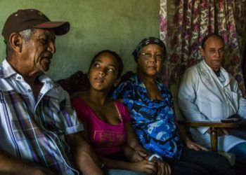 Familiares y amigos del médico cubano Assel Herrera, secuestrado en Kenia. De derecha a izquierda: Antonio, el padre, Dianelis, la sobrina, Ada, la madre y el doctor Eduardo Ramón Vera, amigo de la infancia de Assel encargado de la atención médica directa a la familia en Delicias, Las Tunas. Foto: Itsván Ojeda / Cubadebate.