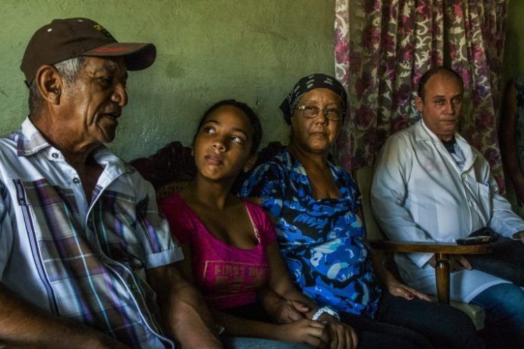 Familiares y amigos del médico cubano Assel Herrera, secuestrado en Kenia. De derecha a izquierda: Antonio, el padre, Dianelis, la sobrina, Ada, la madre y el doctor Eduardo Ramón Vera, amigo de la infancia de Assel encargado de la atención médica directa a la familia en Delicias, Las Tunas. Foto: Itsván Ojeda / Cubadebate.