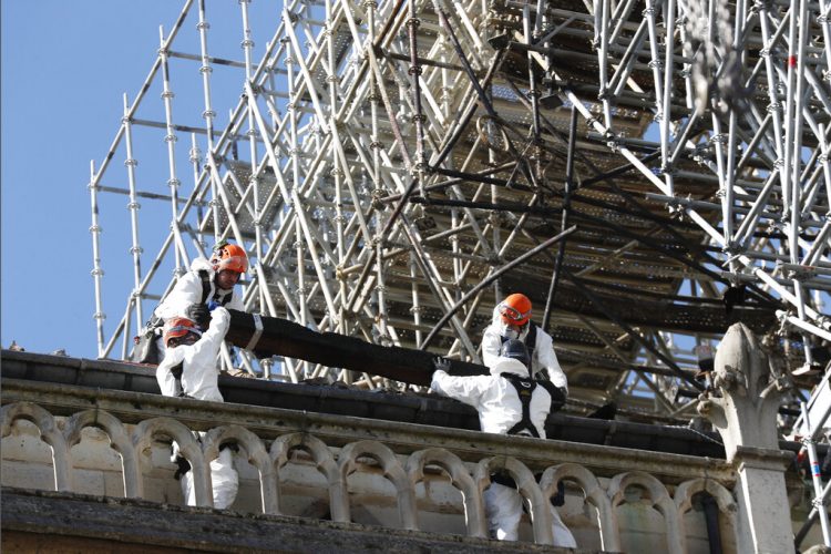 Trabajadores instalan protecciones en la catedral de Notre Dame el miércoles 24 de abril de 2019 en París. Foto: Thibault Camus / AP.