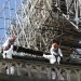 Trabajadores instalan protecciones en la catedral de Notre Dame el miércoles 24 de abril de 2019 en París. Foto: Thibault Camus / AP.