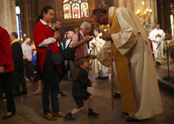 Sacerdotes dan la comunión a los feligreses durante la misa del domingo de Pascua en la grandiosa iglesia Saint-Eustache en París, el domingo 21 de abril de 2019. Foto: Francisco Seco/AP.