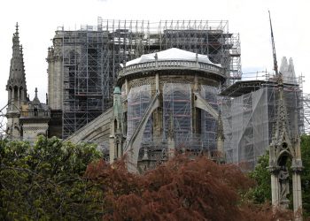 Una lona impermeable cubre el tejado de la catedral de Notre Dame en París, el viernes 26 de abril de 2019. Foto: Michel Euler / AP.