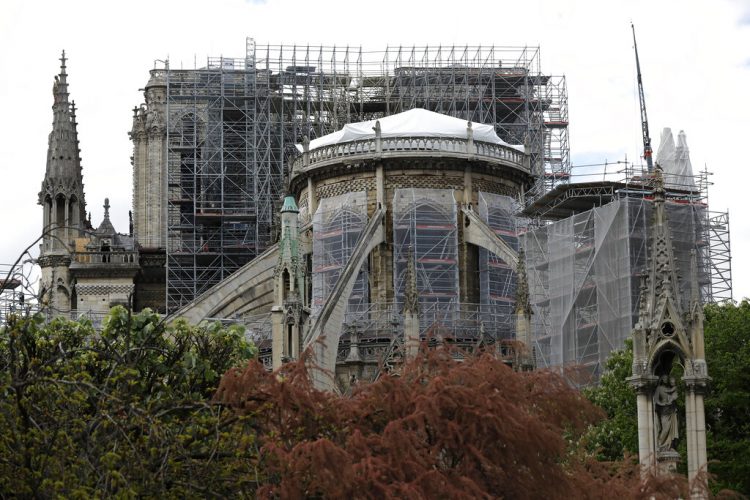 Una lona impermeable cubre el tejado de la catedral de Notre Dame en París, el viernes 26 de abril de 2019. Foto: Michel Euler / AP.