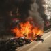 Varias motocicletas arden durante una protesta de chalecos amarillos en París, el sábado 20 de abril de 2019. Foto: Francisco Seco / AP.