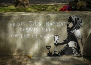 La sombra de un árbol sobre un mural que se sospecha podría ser de Banksy en una pared donde se había colocado el campamento de los manifestantes del grupo. Foto:Matt Dunham/ AP.