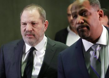 Harvey Weinstein, a la izquierda, sale de la corte con el abogado Ron Sullivan en Nueva York, el 25 de enero del 2019. Foto: Mark Lennihan / AP.