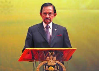 El sultán de Brunei, Hassanal Bolkiah, interviene durante la ceremonia de clausura y entrega de la presidencia de la ASEAN a Myanmar, en Bandar Seri Begawan, el 10 de octubre de 2013. Foto: Vincent Thian / AP.