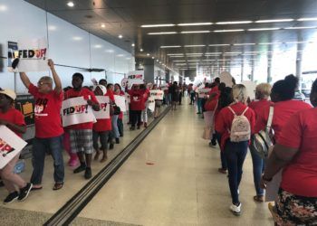 Protesta en aeropuerto de Miami por el fin de las propinas obligatorias. Foto: WLRN.