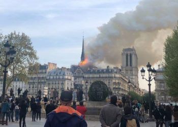 La catedral de Notre Dame de París, uno de los monumentos más emblemáticos de la capital francesa, está sufriendo un incendio, según pudo constatar una periodista de Efe en el lugar.La policía ha acordonado la zona y está desalojando a los numerosos turistas que se encontraban dentro de la catedral. EFE/María Diaz Valderrama