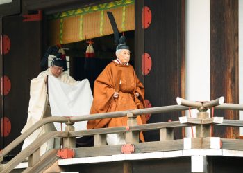 El emperador Akihito, derecha, sale de un santuario después de un ritual para reportar su abdicación, en el Palacio Imperial de Tokio, el martes 30 de abril de 2019. Foto: Japan Pool vía AP.