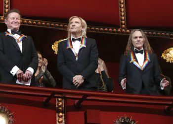 Los miembros de Los Eagles Don Henley, Joe Walsh, y Timothy Schmit, de izquierda a derecha, ganadores del premio del Centro Kennedy, durante la gala en Washington, el 4 de diciembre de 2016. Foto: Manuel Balce Ceneta / AP.