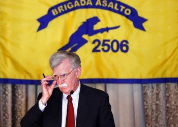 El asesor de Seguridad Nacional John Bolton hace una pausa durante un discurso sobre las nuevas políticas del gobierno el miércoles 17 de abril de 2019 en Coral Gables, Florida, dentro de la Asociación de Veteranos de Bahía de Cochinos en el 58vo aniversario de la fallida invasión a Cuba. Foto: Wilfredo Lee / AP.