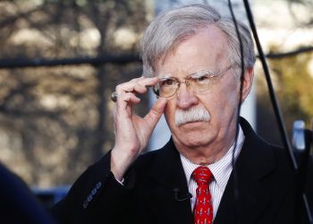 En esta foto de archivo del 5 de marzo de 2019, el asesor de seguridad nacional de Estados Unidos, John Bolton, se ajusta las gafas antes de una entrevista en la Casa Blanca en Washington. Foto Jacquelyn Martin / AP / Archivo.