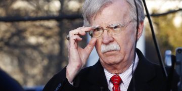 En esta foto de archivo del 5 de marzo de 2019, el asesor de seguridad nacional de Estados Unidos, John Bolton, se ajusta las gafas antes de una entrevista en la Casa Blanca en Washington. Foto Jacquelyn Martin / AP / Archivo.