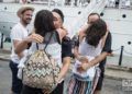 Familiares y parejas de los guardiamarinas del buque escuela "Juan Sebastián de Elcano" los recibieron de sorpresa en La Habana. Foto: Otmaro Rodríguez.