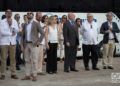 El embajador español en la Isla, Juan Fernández Trigo (4-d), y otros diplomáticos españoles en el recibimiento al buque escuela "Juan Sebastián de Elcano" de la Armada Española a su llegada a La Habana. Foto: Otmaro Rodríguez.