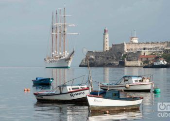 El buque escuela "Juan Sebastián de Elcano" de la Armada Española a su entrada a la bahía de La Habana. Foto: Otmaro Rodríguez.