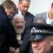 Imagen tomada de video del arresto de Julian Assange hoy en Londres.