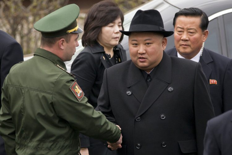 El líder de Corea del Norte, Kim Jong Un (centro derecha), estrecha la mano de un miembro de la guardia de honor antes de una ceremonia en Vladivostok, Rusia, el 26 de abril de 2019. Foto: Alexander Khitrov / AP.