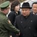 El líder de Corea del Norte, Kim Jong Un (centro derecha), estrecha la mano de un miembro de la guardia de honor antes de una ceremonia en Vladivostok, Rusia, el 26 de abril de 2019. Foto: Alexander Khitrov / AP.