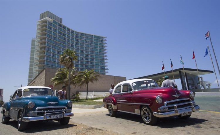 Dos automóviles estadounidenses clásicos estacionados frente al Hotel Riviera este miércoles en La Habana (Cuba). Foto: Yander Zamora / EFE.