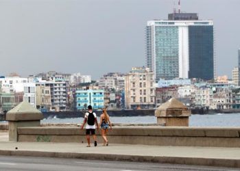 Malecón de La Habana, abril de 2019. Foto: Ernesto Mastrascusa / EFE.