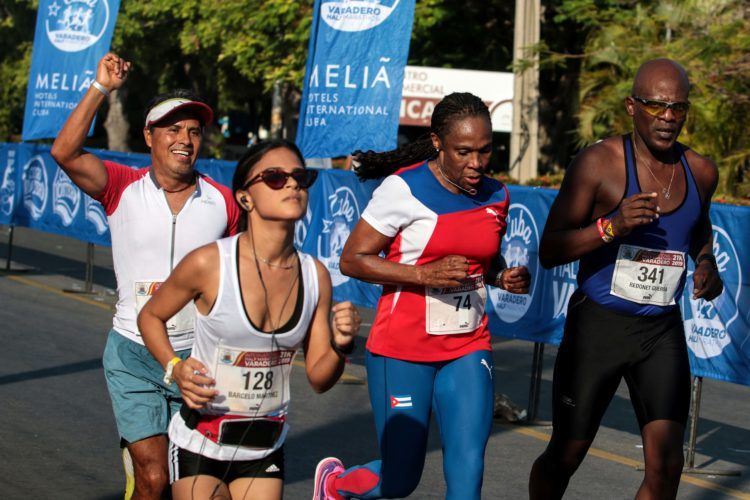 Ana Fidelia Quirós y Germán Silva, junto a otros corredores en la Media Maratón de Varadero. Foto: Roberto Morejón / Trabajadores / Archivo.