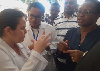 La Secretaria del Gabinete de Salud, Sicily Kariuki (derecha) conversa con la Dra. Liliana Casos, cirujana ortopédica (izquierda) ubicada en Lamu localidad limítrofe con Somalia, en el Hospital del Condado King Fahad en noviembre de 2018. Foto: Kalume Kazungu / The Dayli Nation, Kenya.