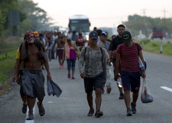 Migrantes centroamericanos que viajan en una caravana a la frontera con Estados Unidos caminan por la carretera a Pijijiapan, México, el lunes 22 de abril de 2019. Foto: Moisés Castillo / AP.