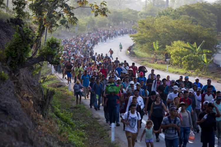 Migrantes centroamericanos que forman parte de una caravana rumbo a la frontera entre México y Estados Unidos, camina por la carretera en Escuintla, Chiapas, México, el sábado 20 de abril de 2019. Foto: Moisés Castillo/AP.