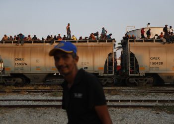 Migrantes centroamericanos van sobre un tren de carga rumbo a la frontera entre México y Estados Unidos en Ixtepec, Oaxaca, el 23 de abril de 2019. Foto: Moisés Castillo / AP.