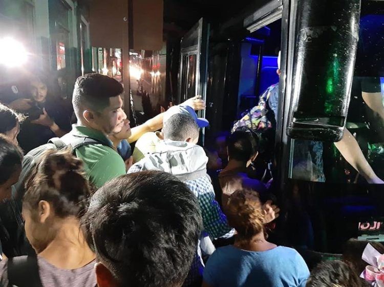 Inmigrantes suben a autobuses en Tapachula (México). Foto: Juan Manuel Blanco / EFE.