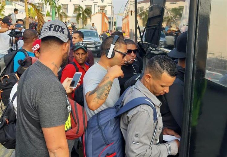 Migrantes cubanos suben a autobuses en Tapachula (México), el 17 de abril de 2019. Foto: Juan Manuel Blanco / EFE / Archivo.